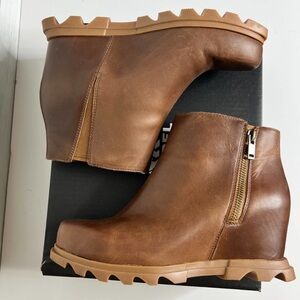 Sorel Joan of Ark Wedge Ankle Boots Full Grain Genuine Leather. Size 10.5
EUC